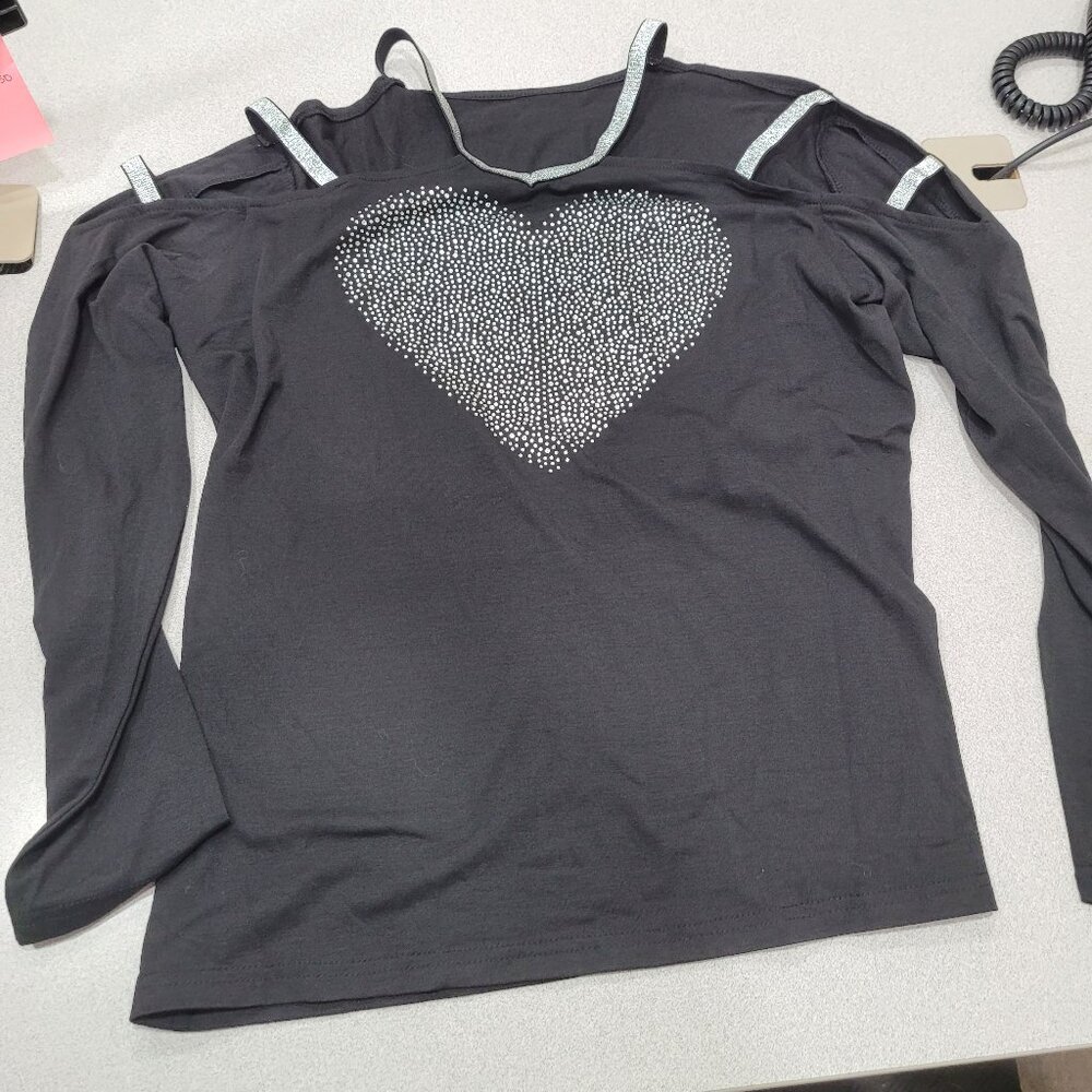 (4 For $20) Heart shaped with cold shoulder top‎ Size XL